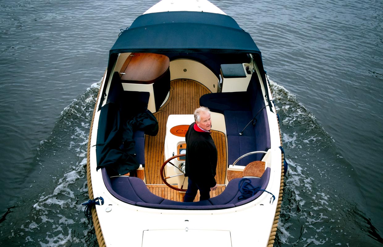 web-adventure-boat-man-8573